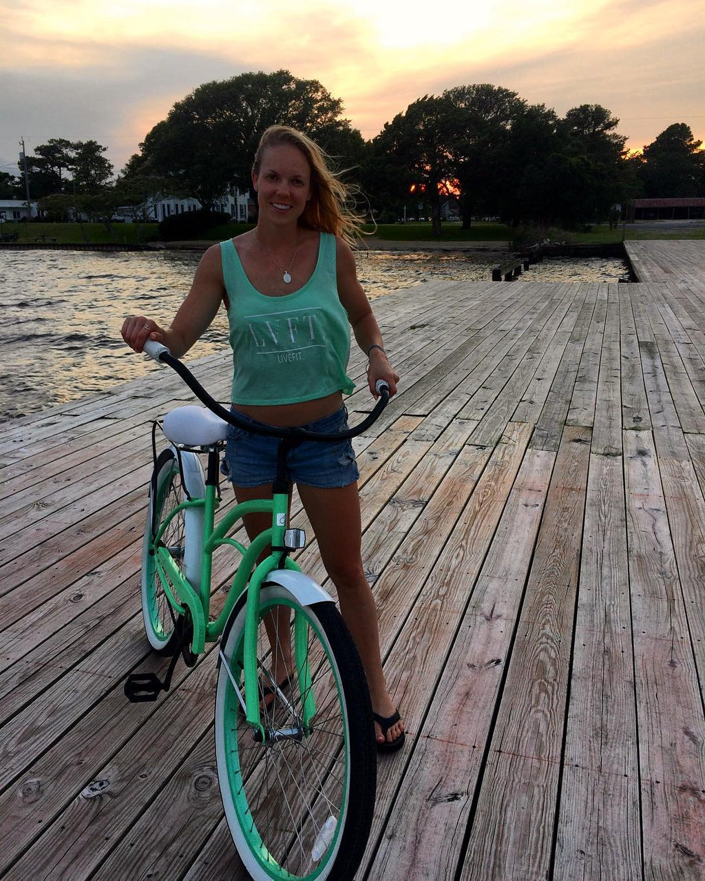 sixthreezero Around the Block Women's 24" 21 Speed Beach Cruiser Bicycle with Rear Rack — product view 40