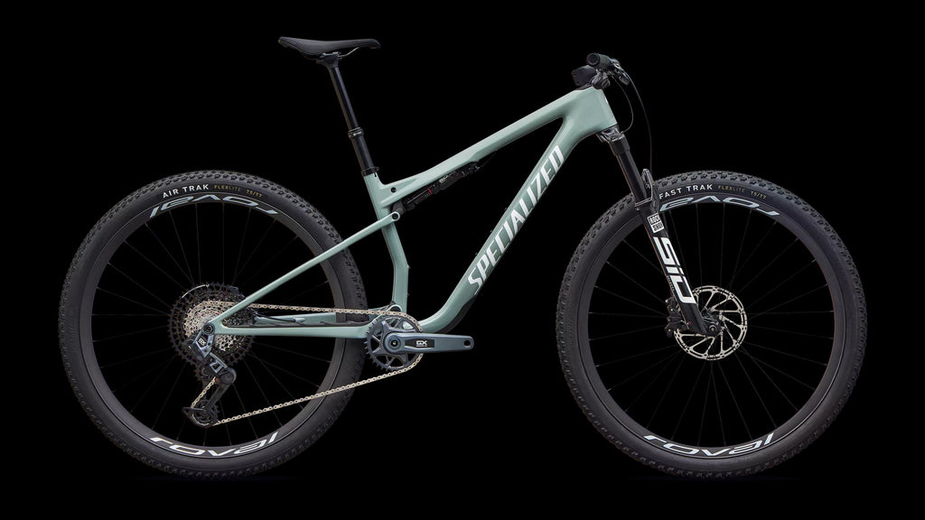 Epic 9 Expert (2027) — Gloss Agave Grey / Metallic White Silver — side view