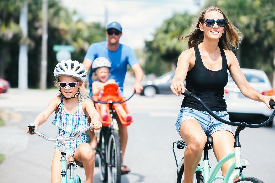 sixthreezero Around the Block Women's 24" 21 Speed Beach Cruiser Bicycle with Rear Rack — product view 17