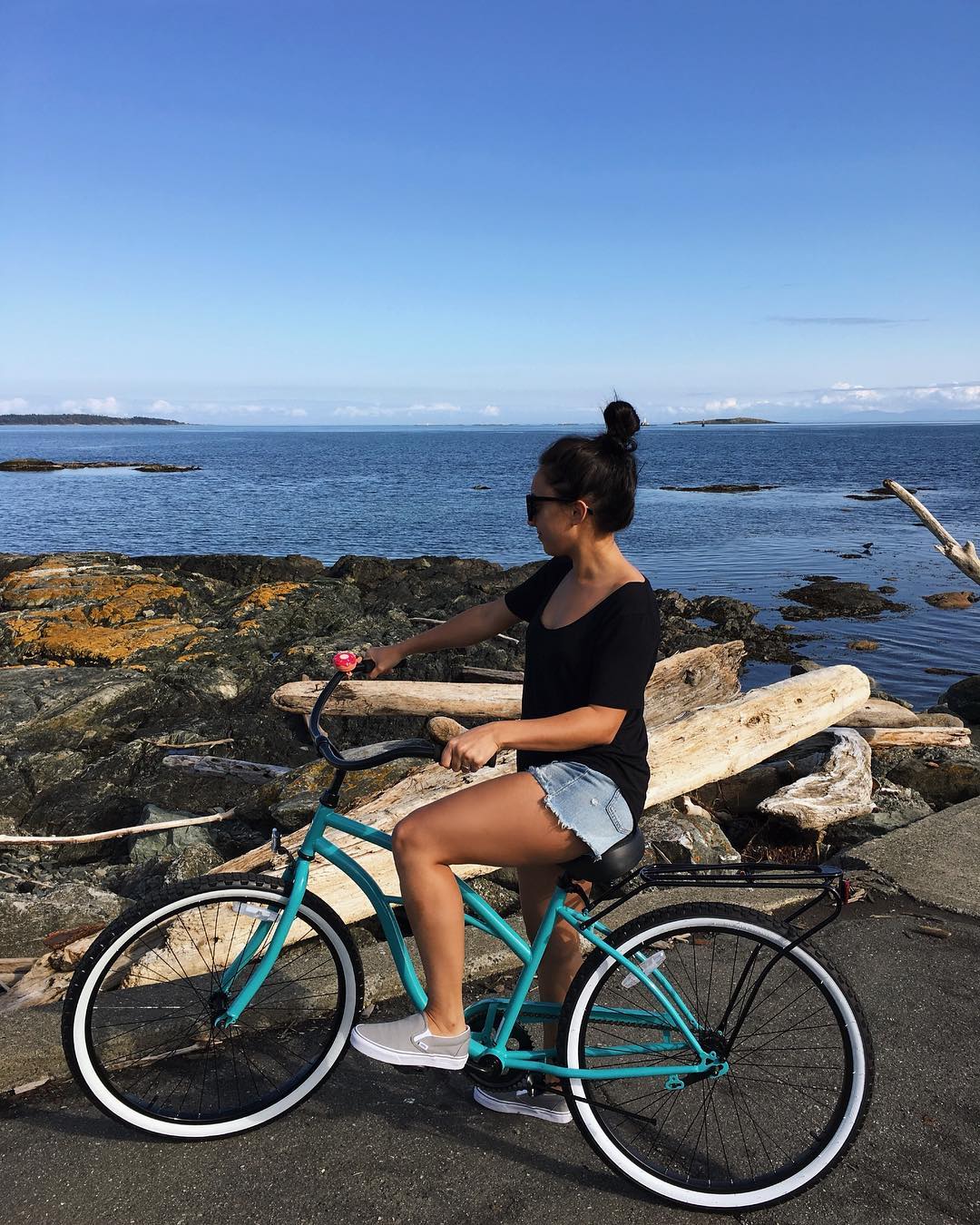 sixthreezero Around the Block Women's 24" 21 Speed Beach Cruiser Bicycle with Rear Rack — product view 19
