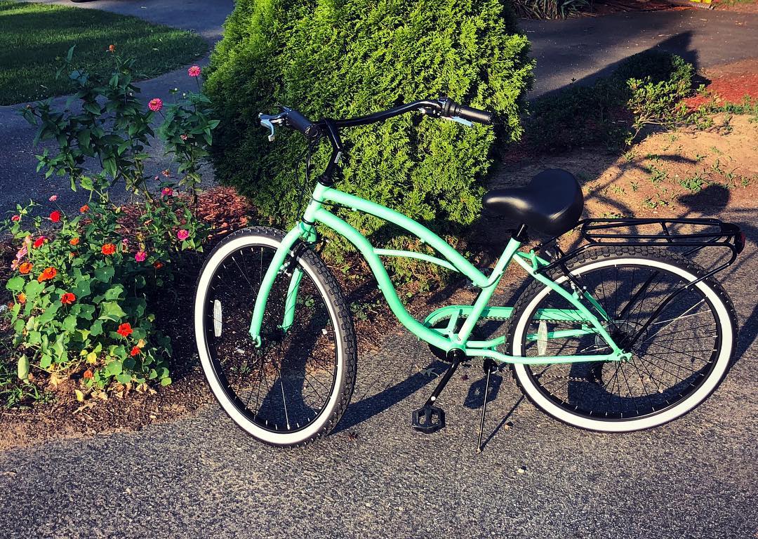 sixthreezero Around the Block Women's 24" 21 Speed Beach Cruiser Bicycle with Rear Rack — product view 24