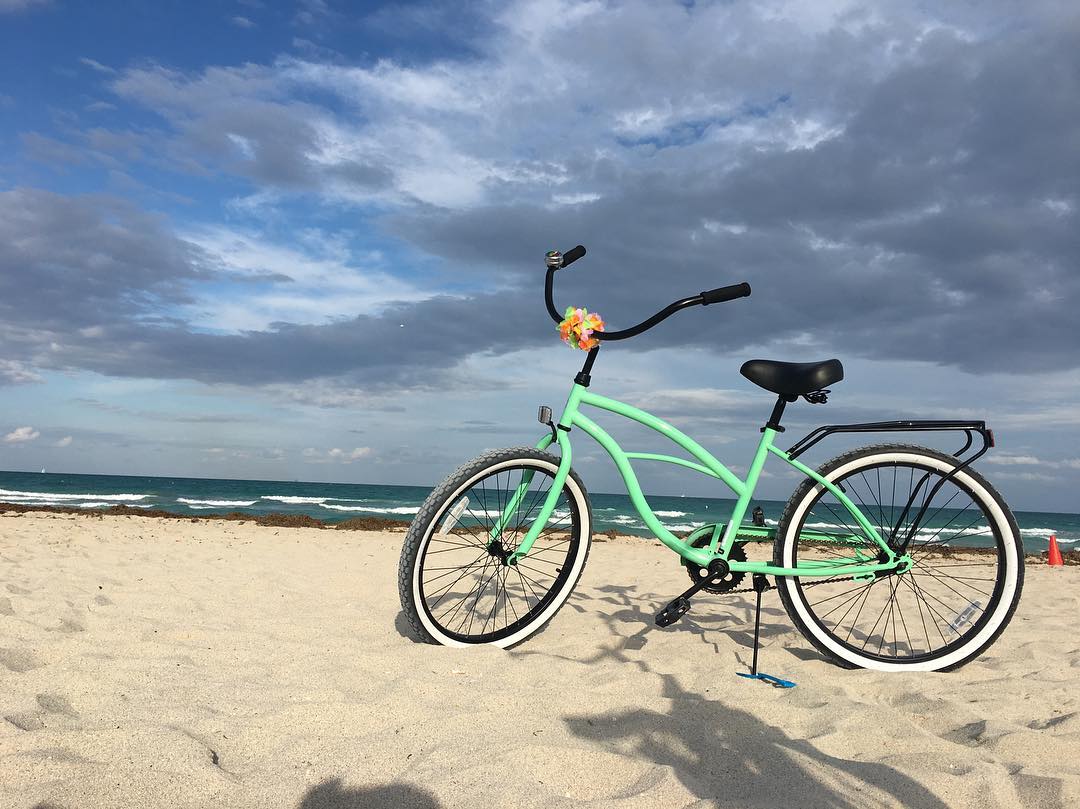 sixthreezero Around the Block Women's 24" 21 Speed Beach Cruiser Bicycle with Rear Rack — product view 36