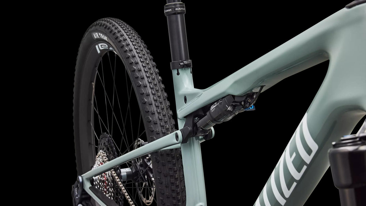 Epic 9 Expert (2027) — Gloss Agave Grey / Metallic White Silver — detail 60