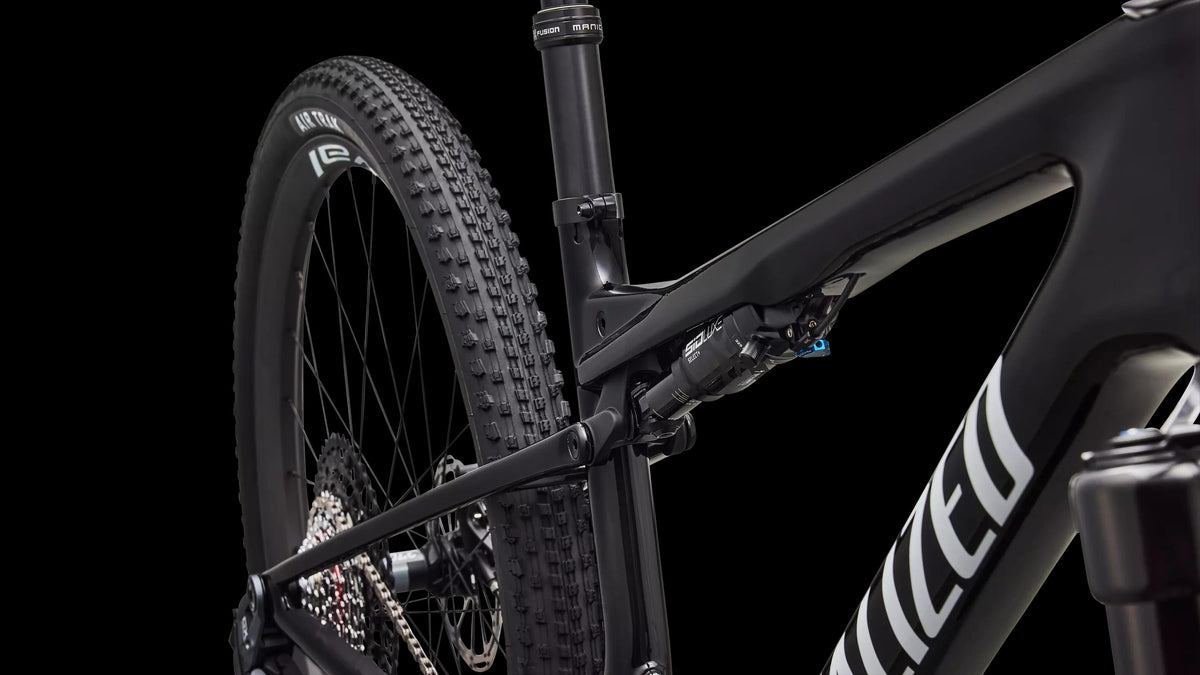 Epic 9 Expert (2027) — Gloss Carbon / White — detail 60