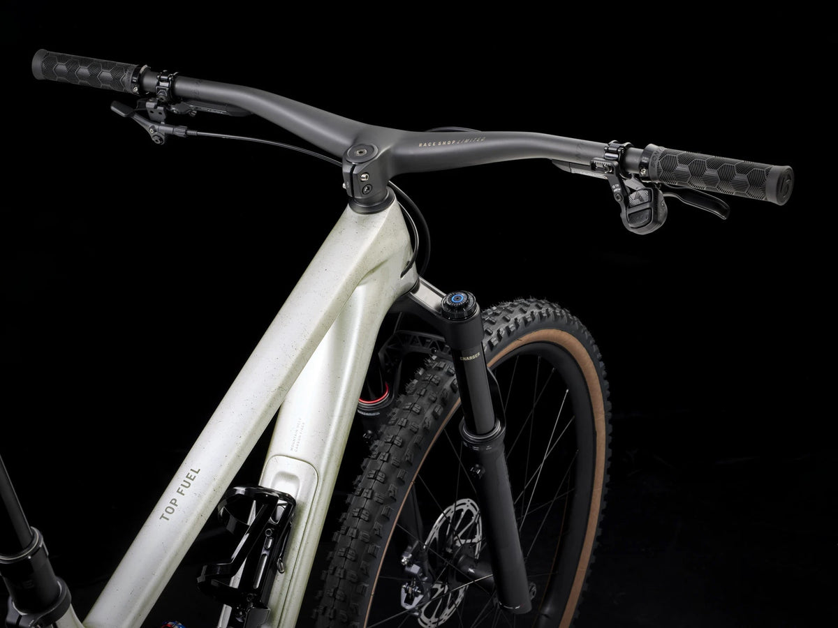 2025 Trek Top Fuel 9.8 GX AXS Gen 4- Lunar Silver — image 9