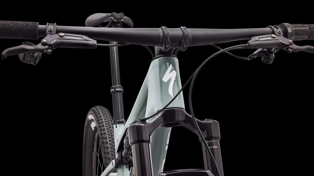 Epic 9 Expert (2027) — Gloss Agave Grey / Metallic White Silver — detail 50