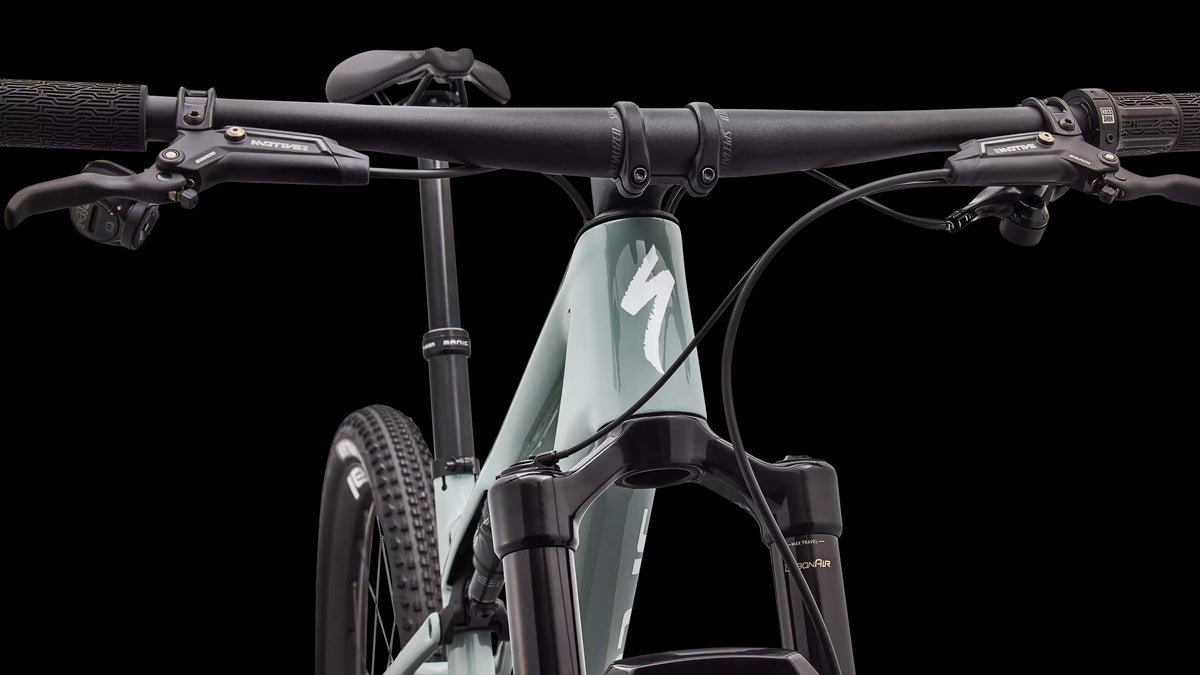 Epic 9 Expert (2027) — Gloss Agave Grey / Metallic White Silver — detail 50