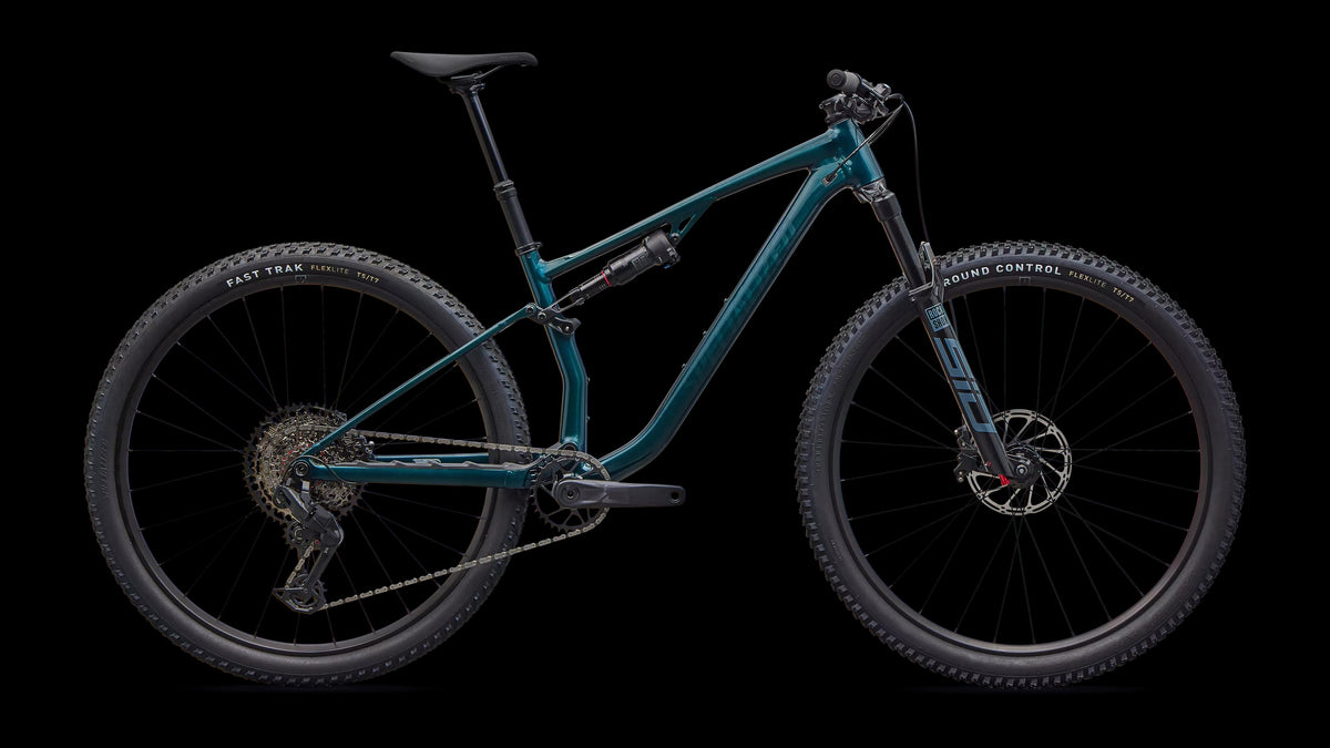 Chisel Comp (2026) — Gloss Emerald Metallic / Satin Emerald Metallic — side view