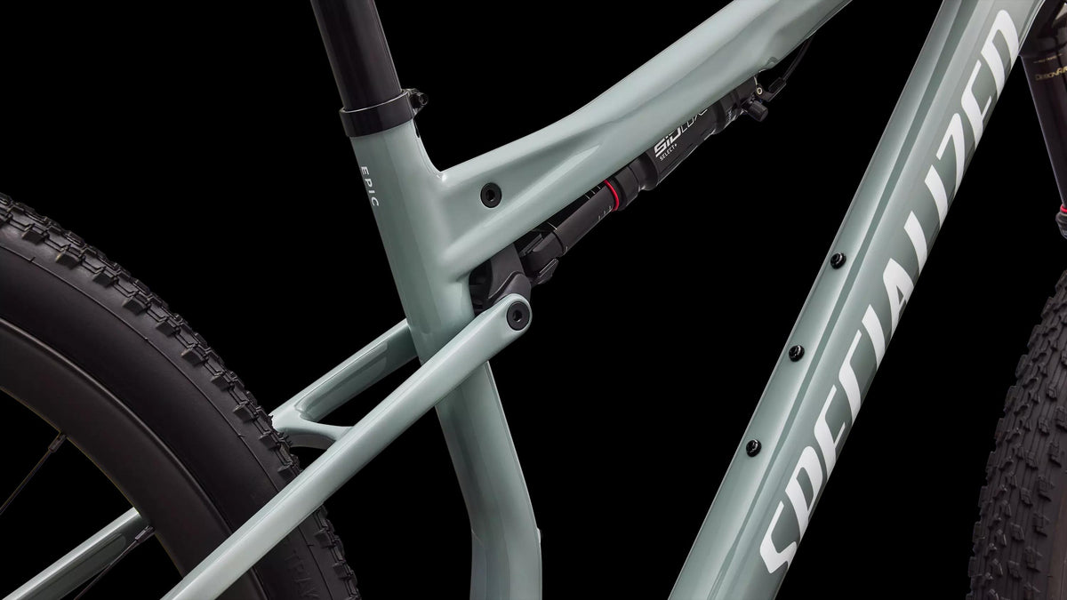 Epic 9 Expert (2027) — Gloss Agave Grey / Metallic White Silver — detail 70