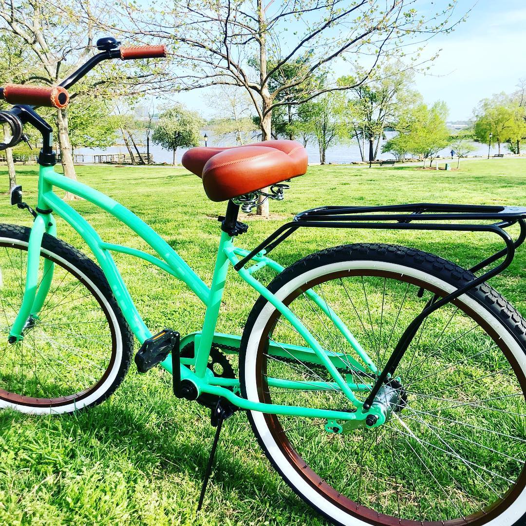 sixthreezero Around the Block Women's 24" 21 Speed Beach Cruiser Bicycle with Rear Rack — product view 87