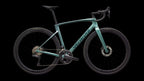 Roubaix SL8 Expert - Shimano Ultegra Di2 (2026) — Gloss Fjord Metallic/White Pearl Fade/Emerald Metallic — side view