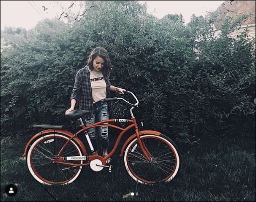 sixthreezero Around the Block Women's 24" Seven Speed Beach Cruiser Bicycle with Rear Rack — product view 79