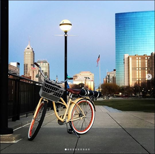 sixthreezero Around the Block Women's 24" 21 Speed Beach Cruiser Bicycle with Rear Rack — product view 45