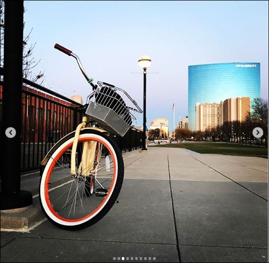 sixthreezero Around the Block Women's 24" 21 Speed Beach Cruiser Bicycle with Rear Rack — product view 46