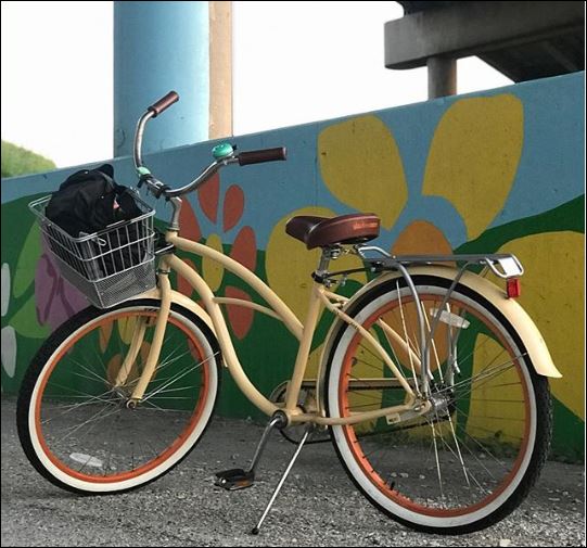 sixthreezero Around the Block Women's 24" 21 Speed Beach Cruiser Bicycle with Rear Rack — product view 53