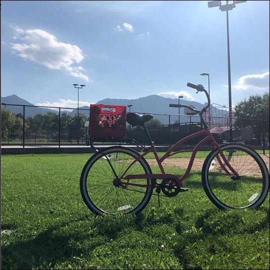 sixthreezero Around the Block Women's 24" 21 Speed Beach Cruiser Bicycle with Rear Rack — product view 60