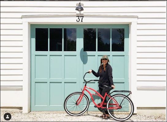 sixthreezero Around the Block Women's 24" 21 Speed Beach Cruiser Bicycle with Rear Rack — product view 63