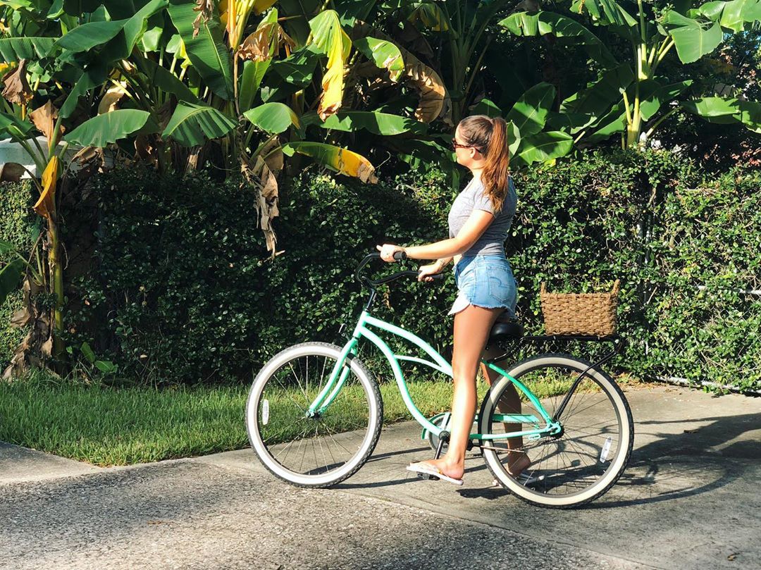 sixthreezero Around the Block Women's 24" 21 Speed Beach Cruiser Bicycle with Rear Rack — product view 64