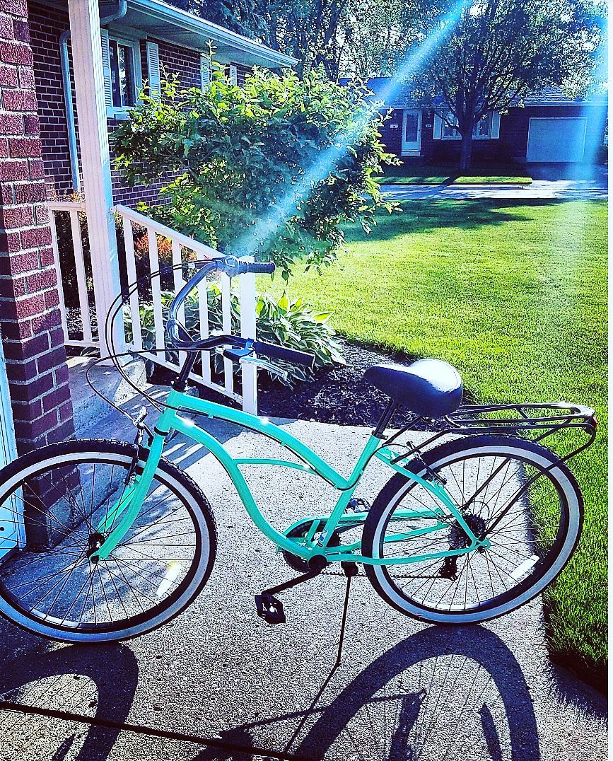 sixthreezero Around the Block Women's 24" 21 Speed Beach Cruiser Bicycle with Rear Rack — product view 70