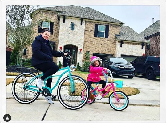 sixthreezero Around the Block Women's 24" 21 Speed Beach Cruiser Bicycle with Rear Rack — product view 77